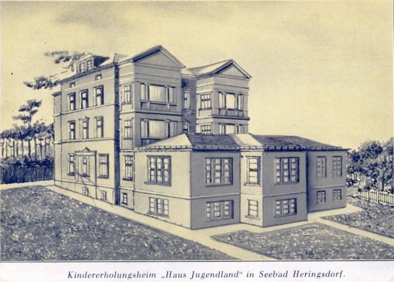 Das Gebäude war in der DDR Krankenhaus und gehört heute zur MEDI Greif Unternehmensgruppe.