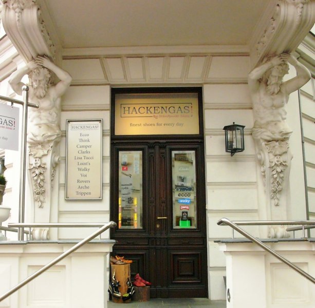 Beindruckender Gebäudeeingang an der Ecke Kulm- Klenzestraße.