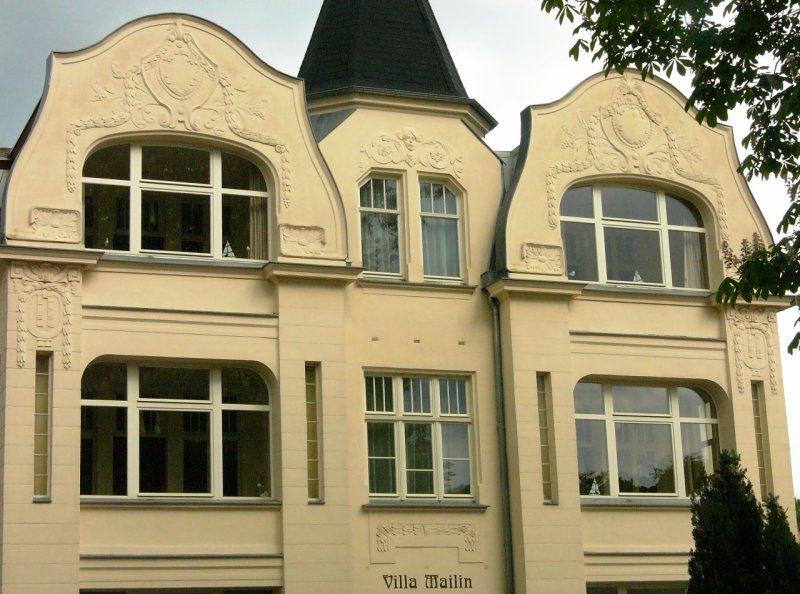 Die Villa beeindruckt durch ihre großen Jugendstilmotive.