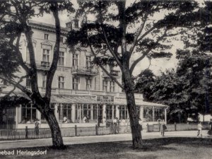 Das Gebäude als FDGB-Heim Erich Wirth. Noch ist der alte Name erkennbar und die äußeren Zierelemente sind erhalten.